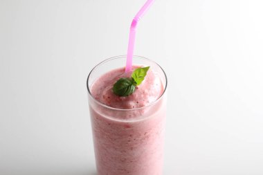 beyaz bir arka plan üzerinde smoothies