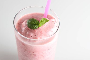 beyaz bir arka plan üzerinde smoothies