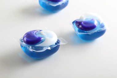 kapsül detergenton beyaz bir arka plan