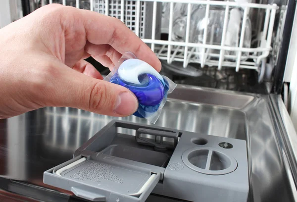 Bulaşık makinesi kapsülü el kapsül tutar