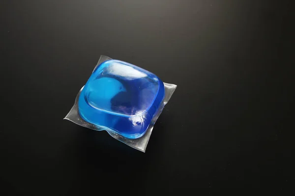 kapsül deterjan koyu arka plan