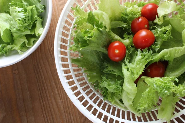 Sla Bladeren Tomaten Hand Een Houten Achtergrond — Stockfoto