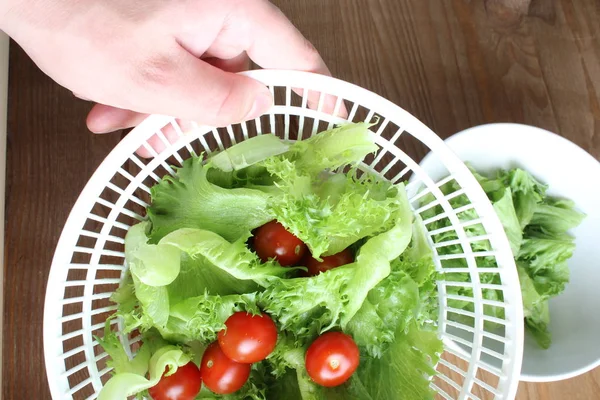 Sla Bladeren Tomaten Hand Een Houten Achtergrond — Stockfoto