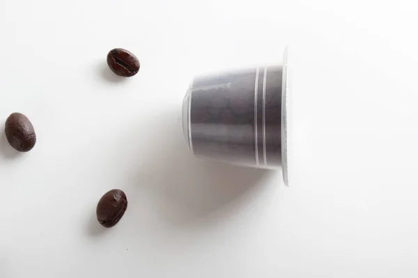 白い背景の上のコーヒーのカプセル — ストック写真