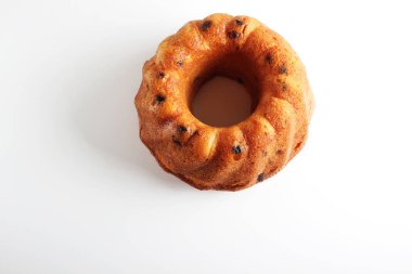 Beyaz arka planda ev yapımı pasta