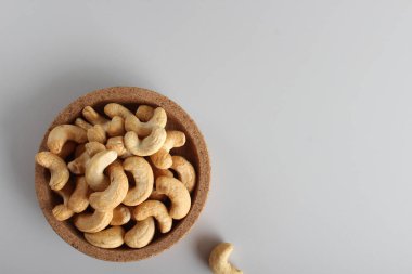 Kaju fıstığı gri arka plan üzerinde