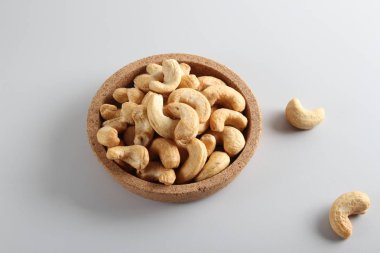 Kaju fıstığı gri arka plan üzerinde