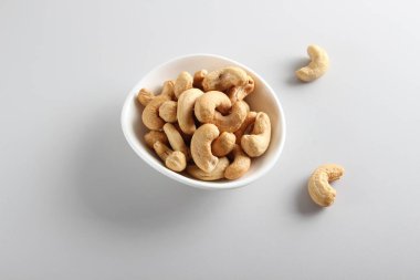 Kaju fıstığı gri arka plan üzerinde