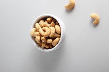 Kaju fıstığı gri arka plan üzerinde