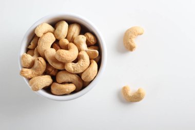 Beyaz arka planda kaju fıstığı