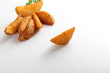 ülke patates beyaz zemin üzerine dilimler.