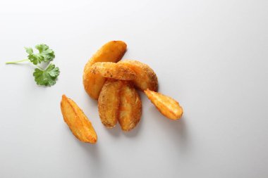 ülke patates beyaz zemin üzerine dilimler.