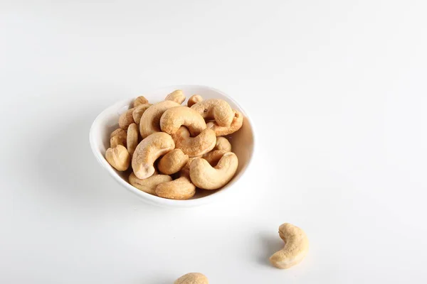 Cashewnüsse Auf Weißem Hintergrund — Stockfoto