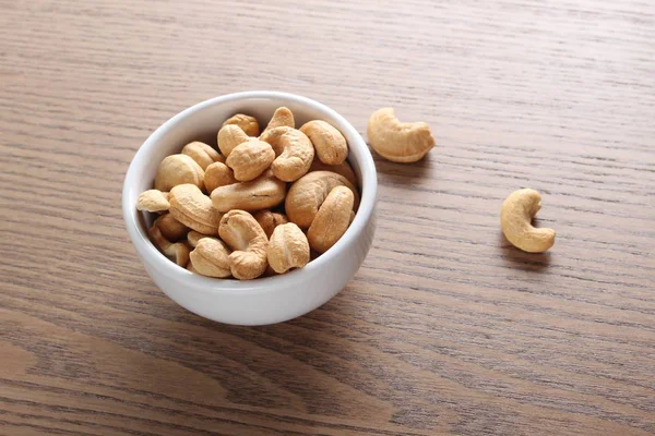 Cashewnüsse Auf Holzgrund — Stockfoto