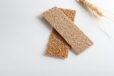 çavdar cpispbread beyaz bir arka plan üzerinde