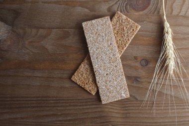 çavdar cpispbread bir ahşap zemin üzerine