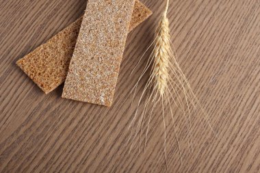 çavdar cpispbread bir ahşap zemin üzerine