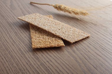 çavdar cpispbread bir ahşap zemin üzerine