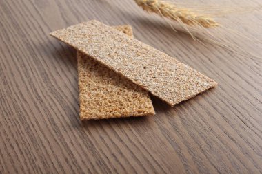 çavdar cpispbread bir ahşap zemin üzerine