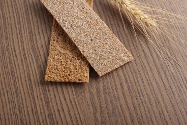 çavdar cpispbread bir ahşap zemin üzerine