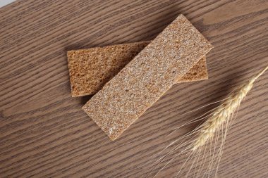 çavdar cpispbread bir ahşap zemin üzerine