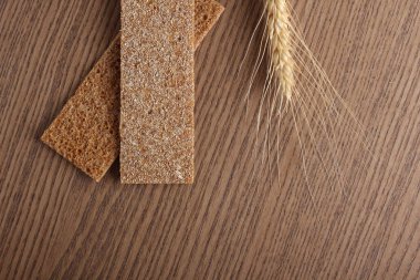 çavdar cpispbread bir ahşap zemin üzerine