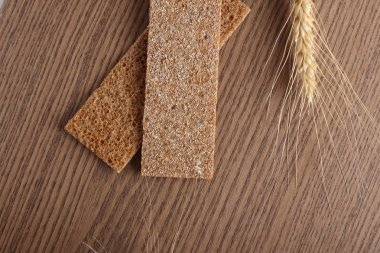 çavdar cpispbread bir ahşap zemin üzerine