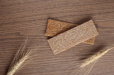 çavdar cpispbread bir ahşap zemin üzerine