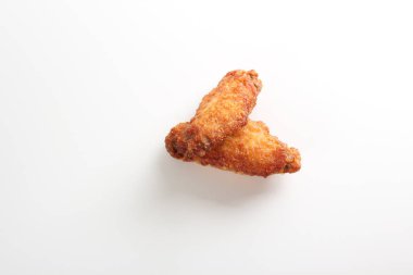 Beyaz arka plan üzerinde kızarmış tavuk derin wings