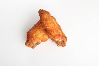 Beyaz arka plan üzerinde kızarmış tavuk derin wings