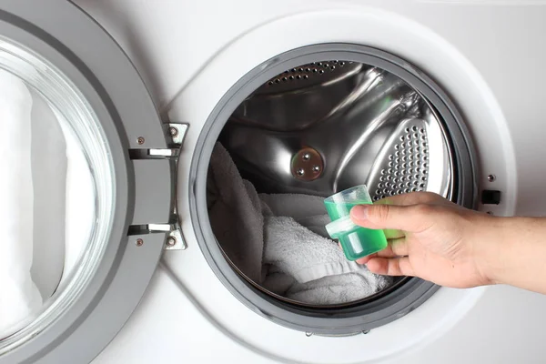 Flytande Tvättmedel Grön Tvättmaskin Hand — Stockfoto