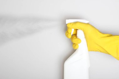 sarı el eldiven ve beyaz şişe püskürtme