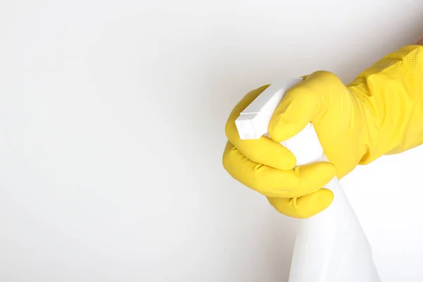 Ręka Rękawiczka Żółty Biały Butelka Opryskiwacz — Zdjęcie stockowe