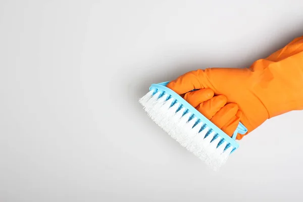 Orangefarbene Handschuhe Und Blaue Bürste — Stockfoto