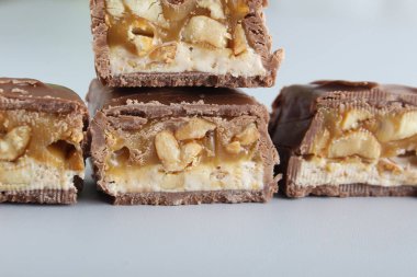 Fıstıklı ve fındıklı çikolata.