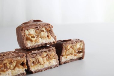 Fıstıklı ve fındıklı çikolata.