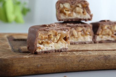 Fıstıklı ve fındıklı çikolata.