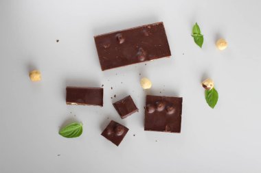 Hafif arka planda fındıklı çikolata.