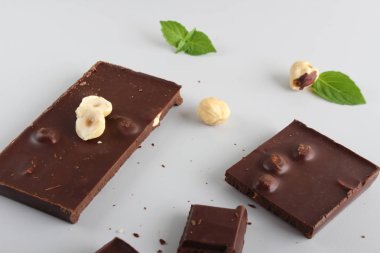 Hafif arka planda fındıklı çikolata.