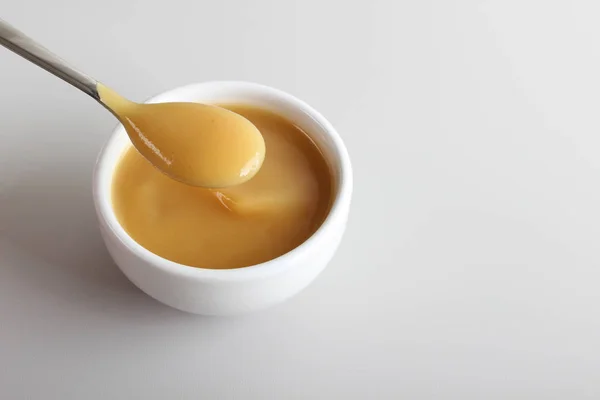 Purée Bébé Dans Verre Sur Fond Clair — Photo