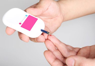 kan glikoz metre el açık renkli