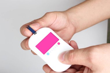 kan glikoz metre el açık renkli