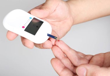 kan glikoz metre el açık renkli