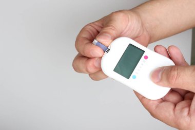 kan glikoz metre el açık renkli