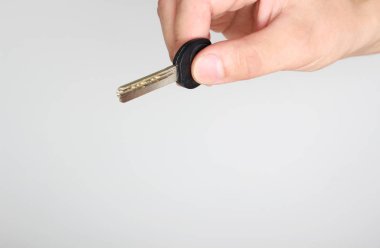 hafif bir arka plan üzerinde elinde anahtar