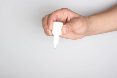 hafif bir arka plan üzerinde elinde gözlere damla