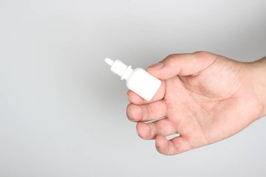 hafif bir arka plan üzerinde elinde gözlere damla