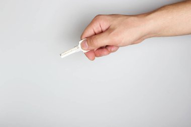 hafif bir arka plan üzerinde elinde anahtar