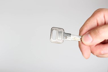 hafif bir arka plan üzerinde elinde anahtar