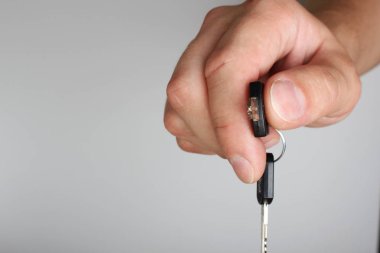 hafif bir arka plan üzerinde elinde anahtar